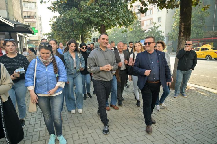 Këlliçi takim me qytetarët: Ju japim fund problemeve më 14 maj