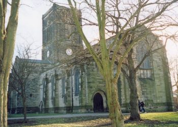 I riu sulmohet me thikë para derës së Kishës