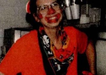 E maskuar si kloun, vret rivalen dhe i merr burrin