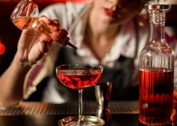 Bënte kokteje me gjakun e saj, pushohet kamarierja në Japoni