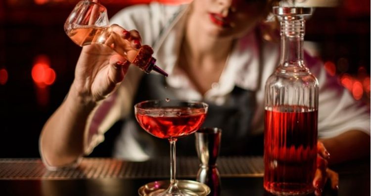 Bënte kokteje me gjakun e saj, pushohet kamarierja në Japoni