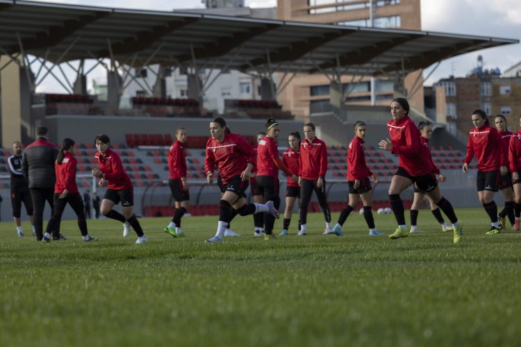 Shqipëria e vajzave nis grumbullimin ndaj Maqedonisë së Veriut