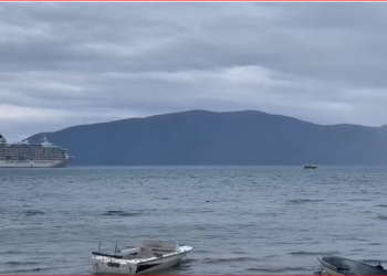 Kroçera nuk ankorohet dot në Vlorë, turistët zbresin me barka