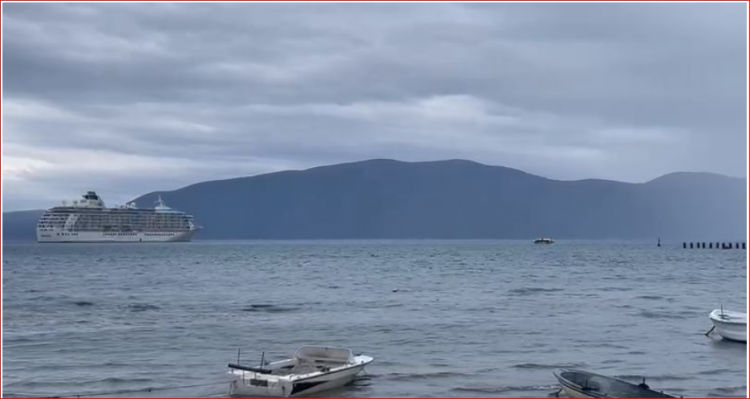 Kroçera nuk ankorohet dot në Vlorë, turistët zbresin me barka
