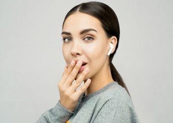 6 shenja që tregojnë se keni dëmtuar dëgjimin duke përdorur kufjet