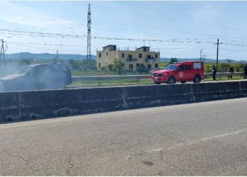 Makina përfshihet nga flakët,  shpëton familja me vajzën e vogël