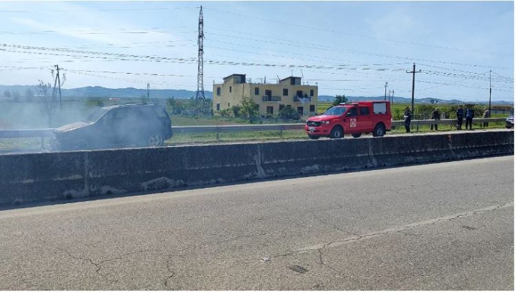 Makina përfshihet nga flakët, shpëton familja me vajzën e vogël