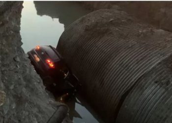 Makina përfundon në kanal në Vlorë