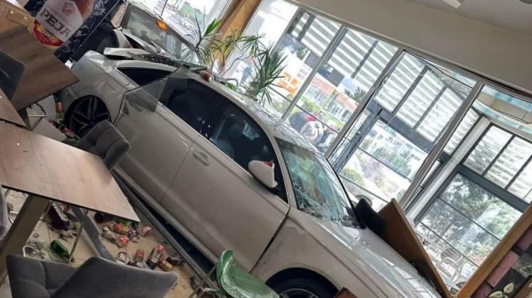 Aksident në Kosovë, makinat përfundojnë brenda në lokal