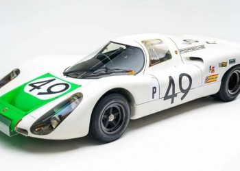 Muzeu Petersen pret ekspozitën e Porsche në 75-vjetorin e prodhimit