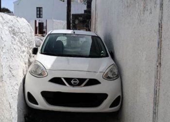 Turistit iu bllokua makina në një rrugicë në Greqi