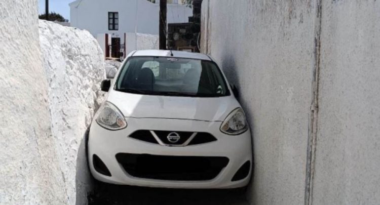 Turistit iu bllokua makina në një rrugicë në Greqi