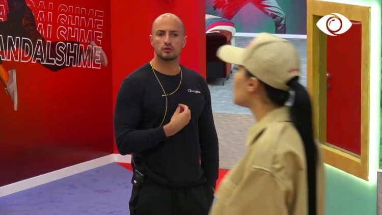 VIDEO – Çfarë ndodhi? Efi i thyen vezën në kokë Kristit!