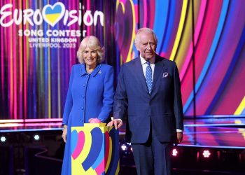 VIDEO/ Mbreti Charles dhe Camilla zbulojnë skenën e Eurovision