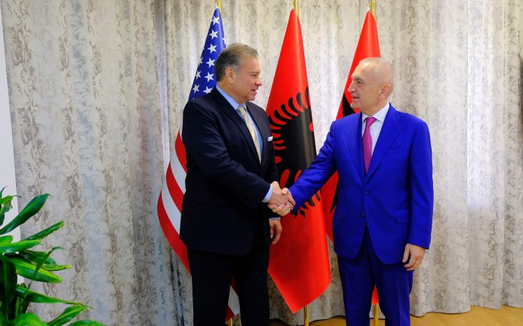 Takimi me Escobar, Meta: E rëndësishme, rikthimi i demokracisë