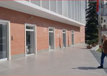 Meta mbërrin në selinë blu, takim me Berishën