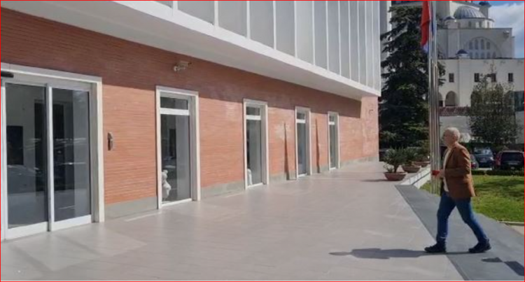 Meta mbërrin në selinë blu, takim me Berishën