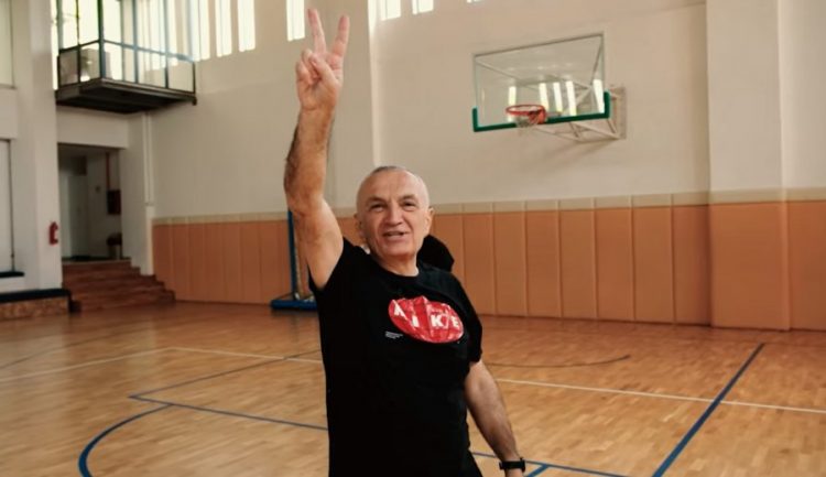 VIDEO/ ‘Koha për trepikësh’, Meta jep mesazhin me të rinjtë