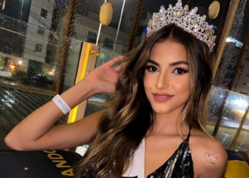 U kap prej flokësh me shoqen në rrugë, misit i hiqet kurora