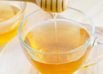 Mjaltë me ujë të ngrohtë për mëngjes, përfitime shëndetësore