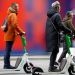 Parisi ndalon monopatinat elektrike, rrezik për sigurinë në rrugë