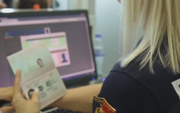 VOA: Shqipëria anulon hyrjen pa viza për turistët nga Rusia