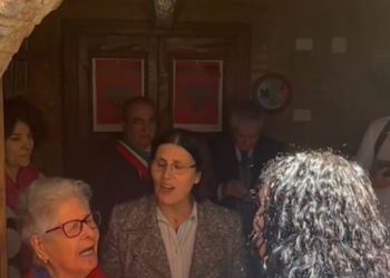 VIDEO/ Arbëreshët e Italisë mirëpresin me këngë e lule Osmanin