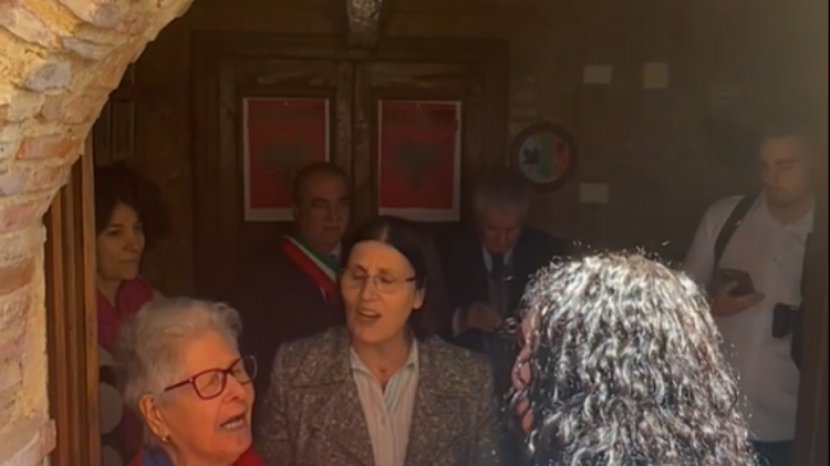 VIDEO/ Arbëreshët e Italisë mirëpresin me këngë e lule Osmanin
