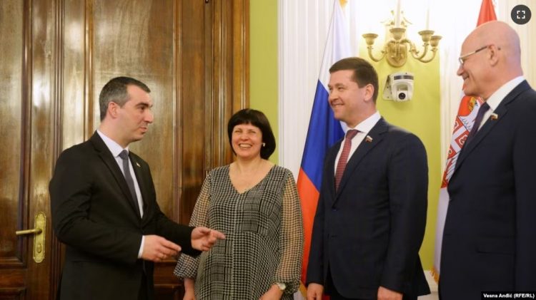 Parlamenti serb hapi dyert për deputetët e sanksionuar rusë