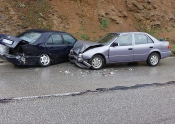 Përplasen dy automjete në Prrenjas, një i plagosur