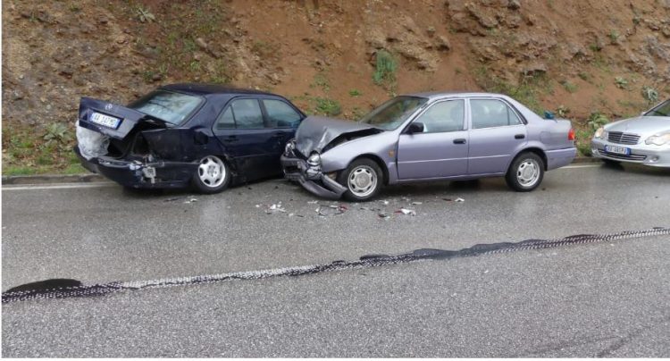 Përplasen dy automjete në Prrenjas, një i plagosur