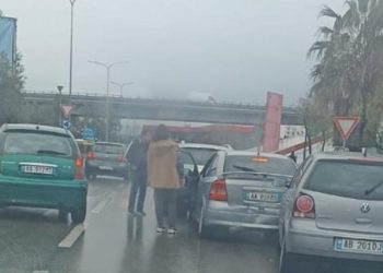 Përplasen tre makina në afërsi të Urës së Dajlanit