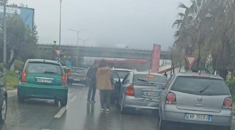 Përplasen tre makina në afërsi të Urës së Dajlanit