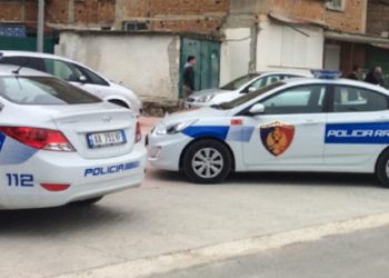 Kërcënon me armë punonjësit që shtronin rrugën, arrestohet