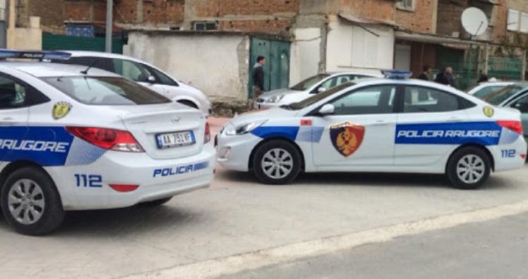 Kërcënon me armë punonjësit që shtronin rrugën, arrestohet