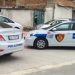 Kërcënon me armë punonjësit që shtronin rrugën, arrestohet