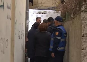 Banorët tentojnë të hyjnë në godinë, përplasen me policinë