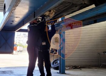 Fshehu dy pako kanabisi në makinë, arrestohet 20-vjeçari