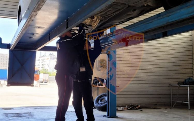 Fshehu dy pako kanabisi në makinë, arrestohet 20-vjeçari