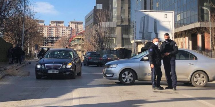 Përplas me makinë gruan, del dhe e sulmon fizikisht