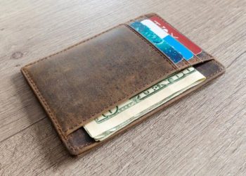 Pesë gjërat që nuk duhet t’i mbani kurrë në portofol