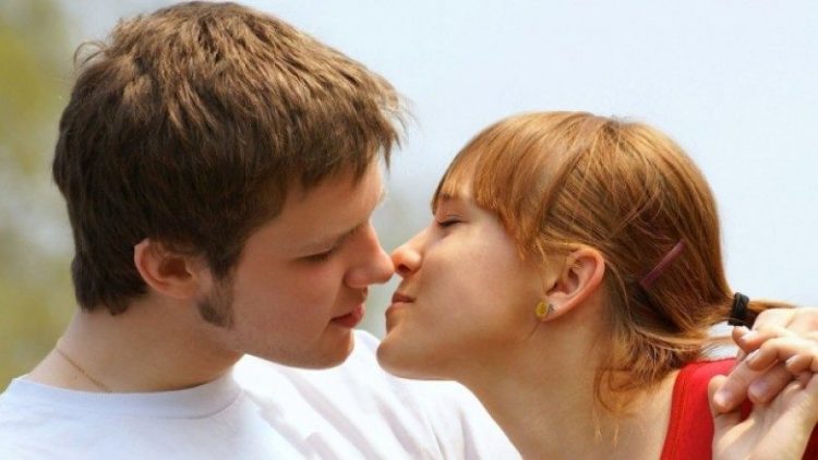 Mësoni të puthni për t’ju mbajtur në mend