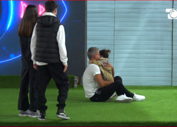 Qetsori surprizohet nga tre fëmijët e tij, përlotet