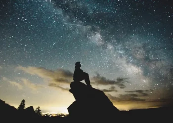 Yjet po zhduken, qielli i natës akoma më… “i errët”