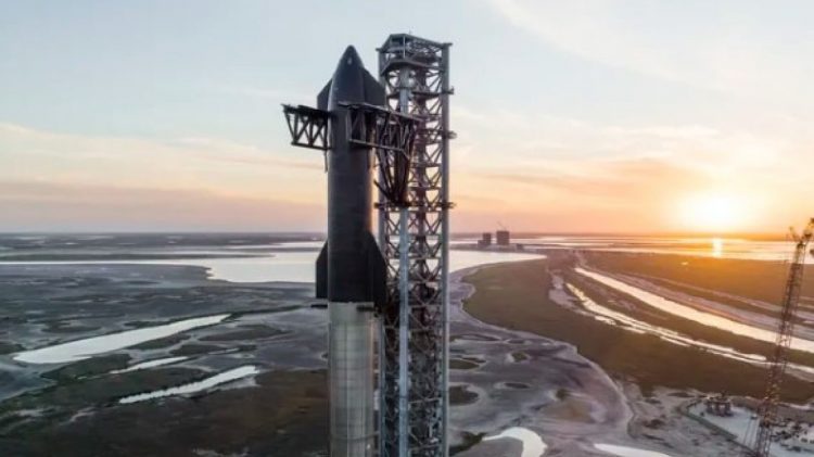 SpaceX pritet të lëshojë raketën më të madhe ndonjëherë