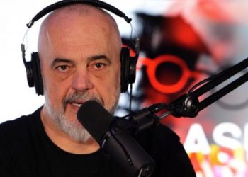 Pasi i zgjidhi hallet e shqiptarëve, Rama bëhet edhe ‘gazetar’