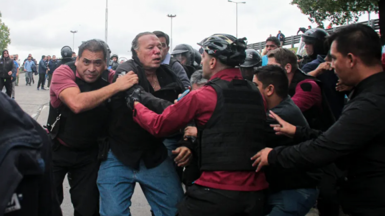 VIDEO/ Rrihet brutalisht ministri