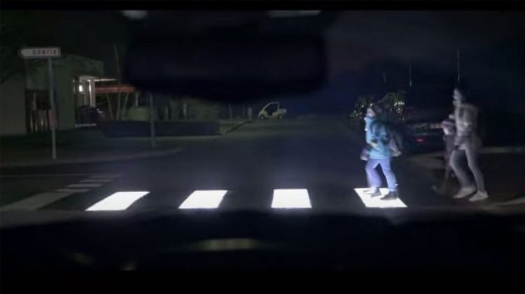 VIDEO/ Ide që shpëton jetë, kalimi i këmbësorëve me ndriçim LED