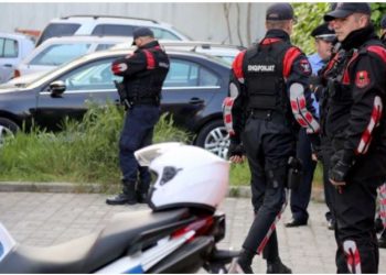 VIDEO/Ja si babë e bir rrahën 32-vjeçarin pas përplasjes së mjeteve