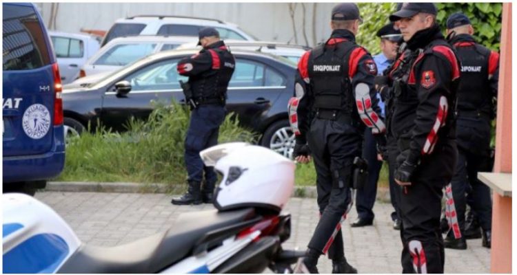 VIDEO/Ja si babë e bir rrahën 32-vjeçarin pas përplasjes së mjeteve